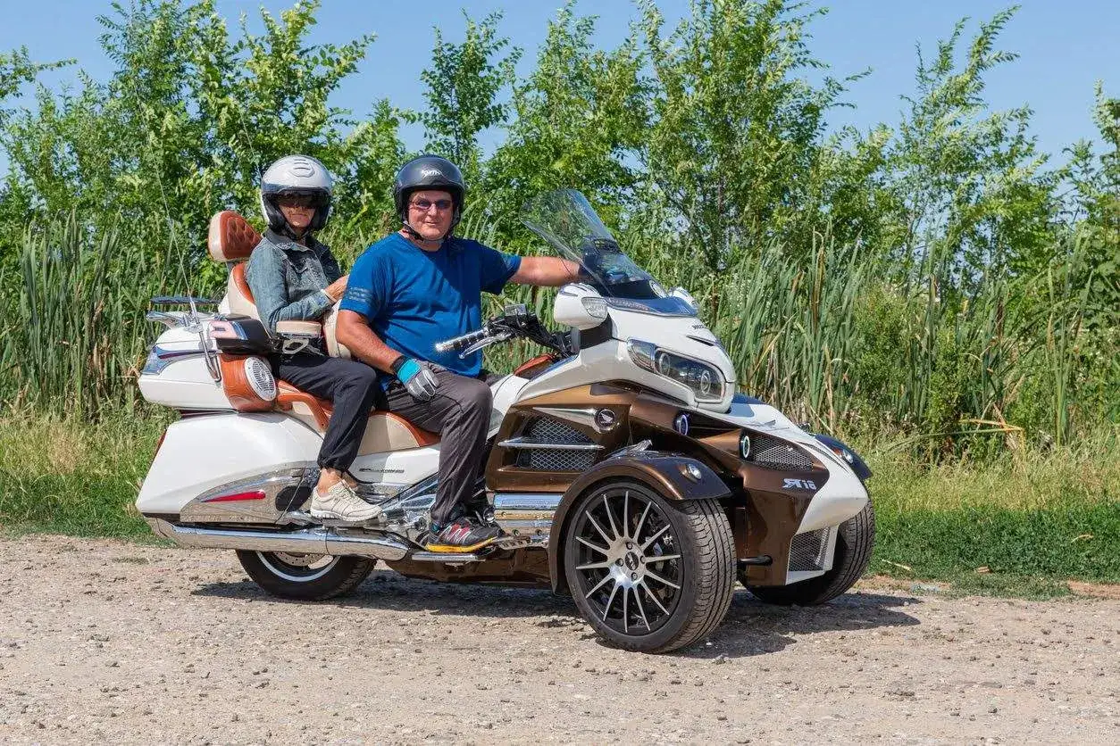 Pareja en un triciclo tricity 500, listos para un paseo por el campo.
