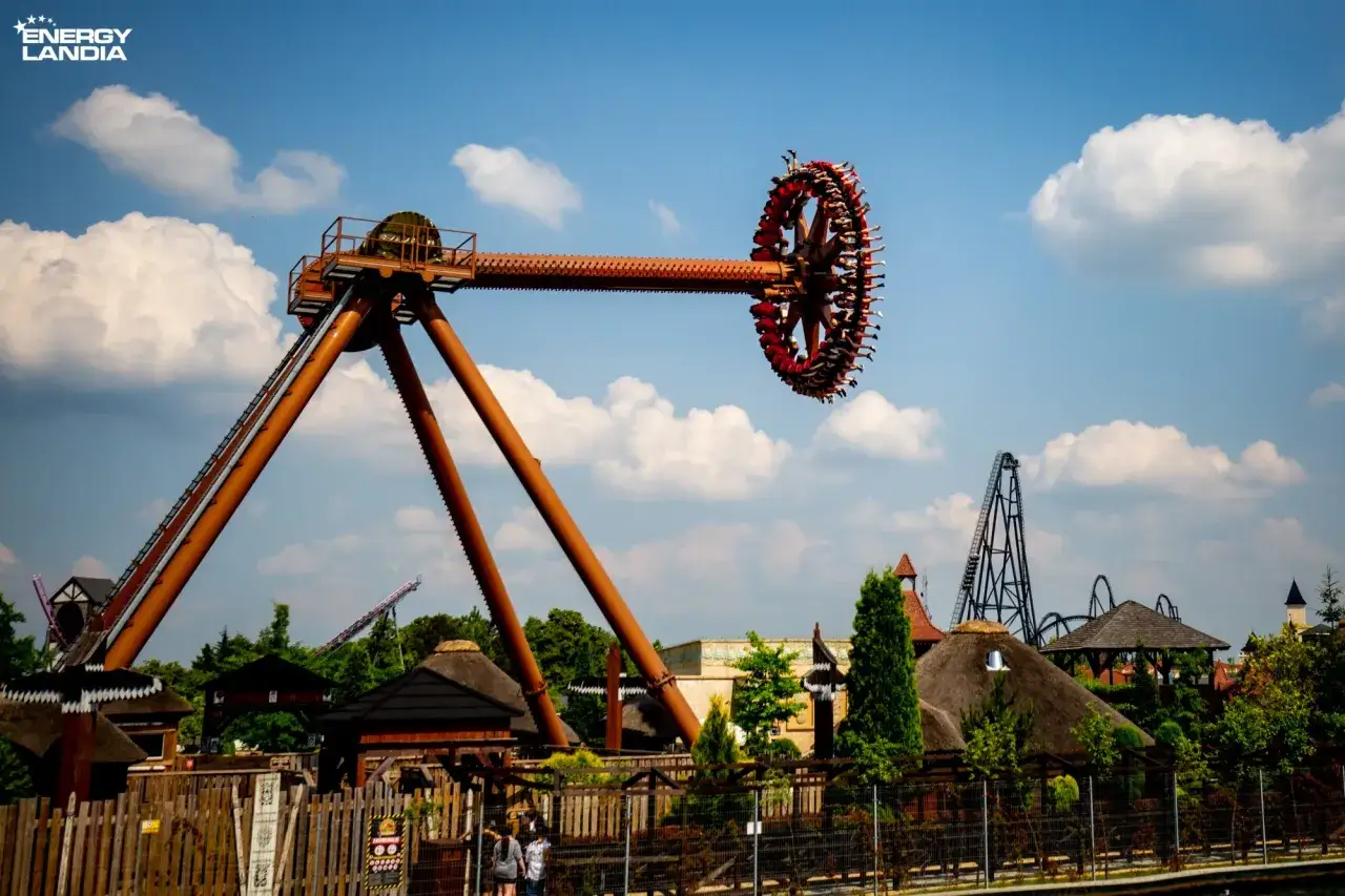 Energylandia oferuje ekstremalne atrakcje, jak ten gigantyczny wahadłowy diabelski młyn, który wprawia w ruch setki odwiedzających.
