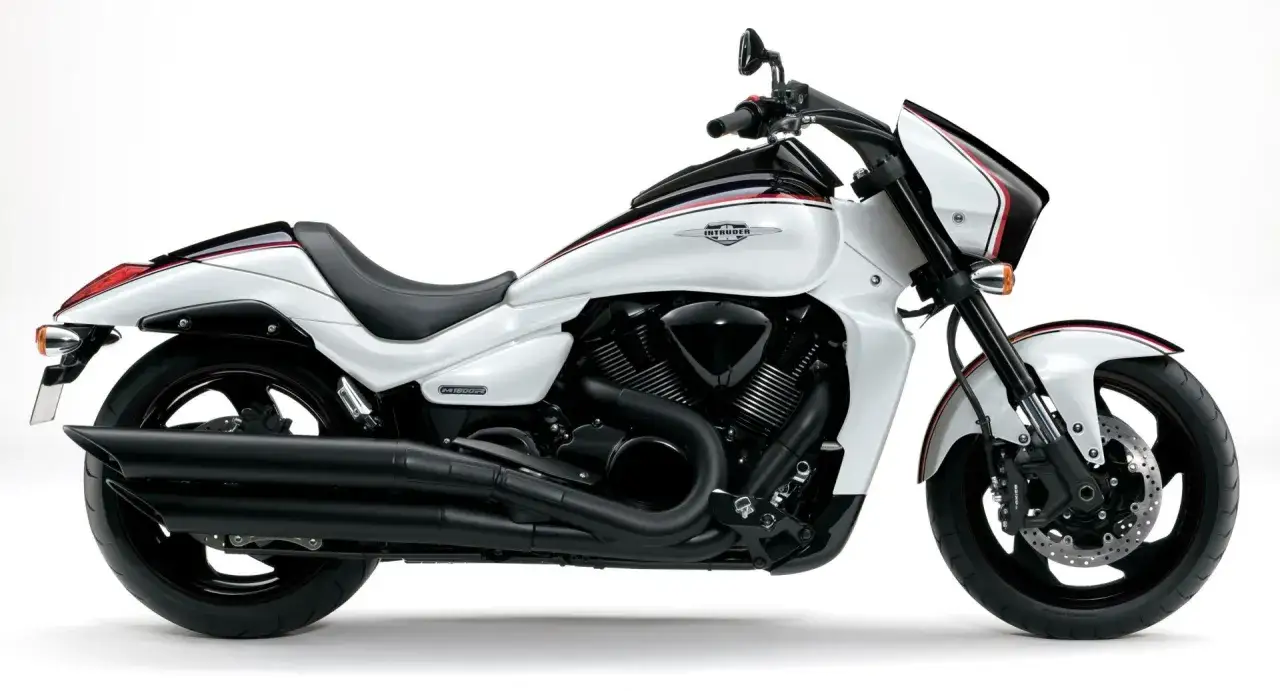 Biały Suzuki Intruder 1800 z czarnymi akcentami i potężnym silnikiem V-twin. Gotowy na długie trasy.