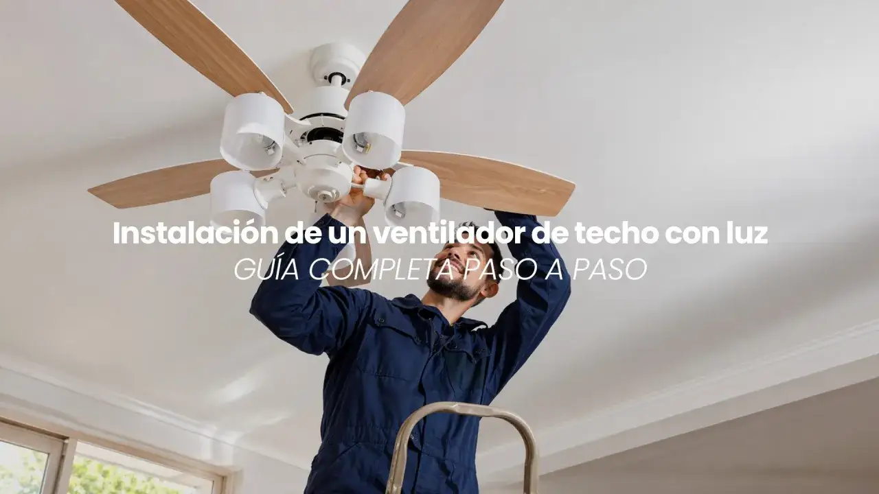 Hombre instalando un ventilador de techo con luz. Gu&iacute;a completa paso a paso para aprender como instalar un ventilador de techo con luz.
