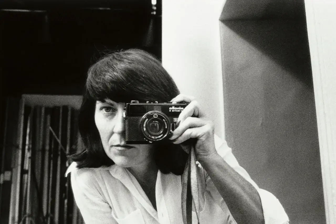 June Newton robi sobie selfie aparatem.