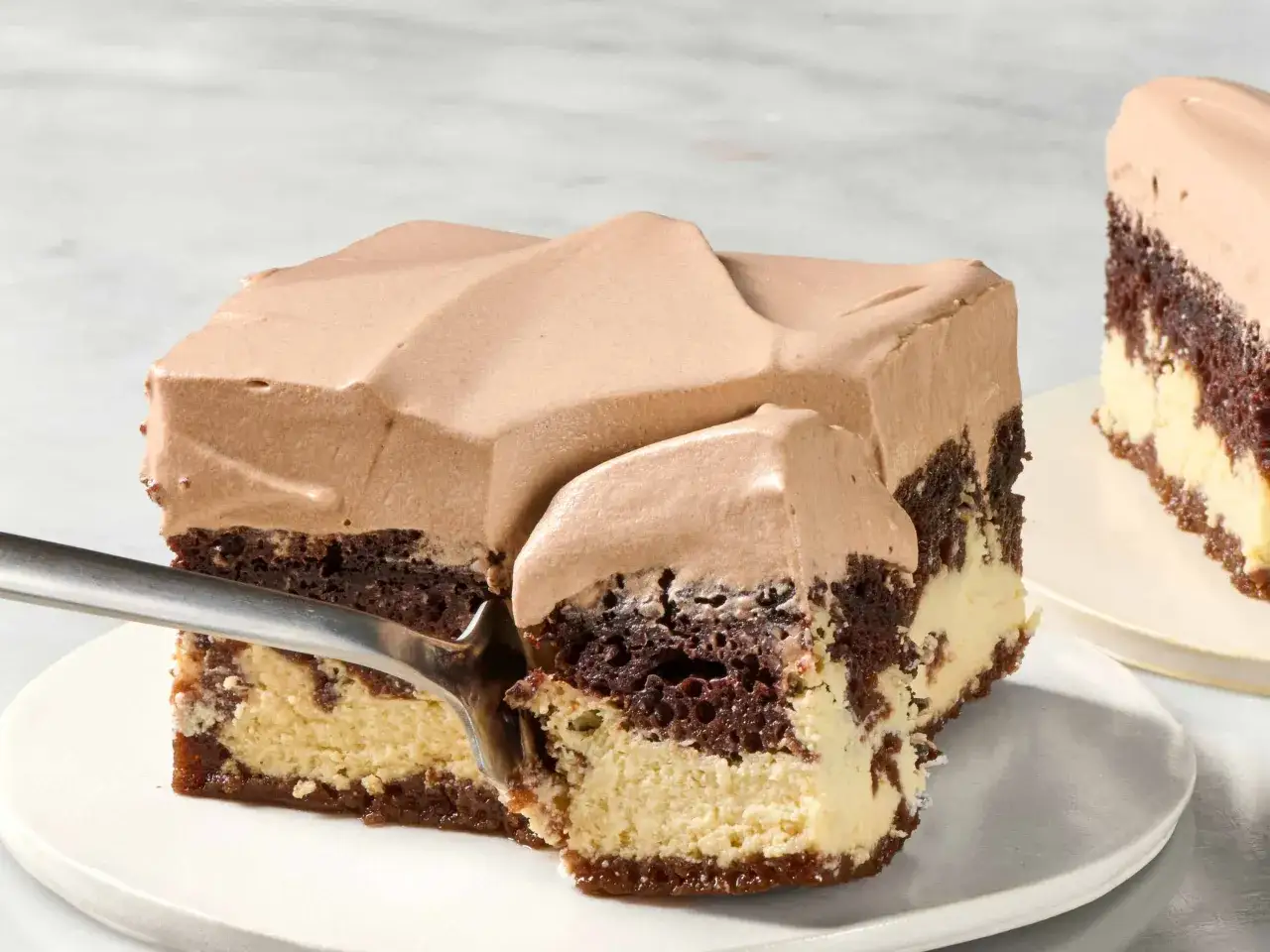 Chokladkaka med krämig fyllning, perfekt för italienska bakverk recept. En gaffel tar en bit av denna läckra dessert.
