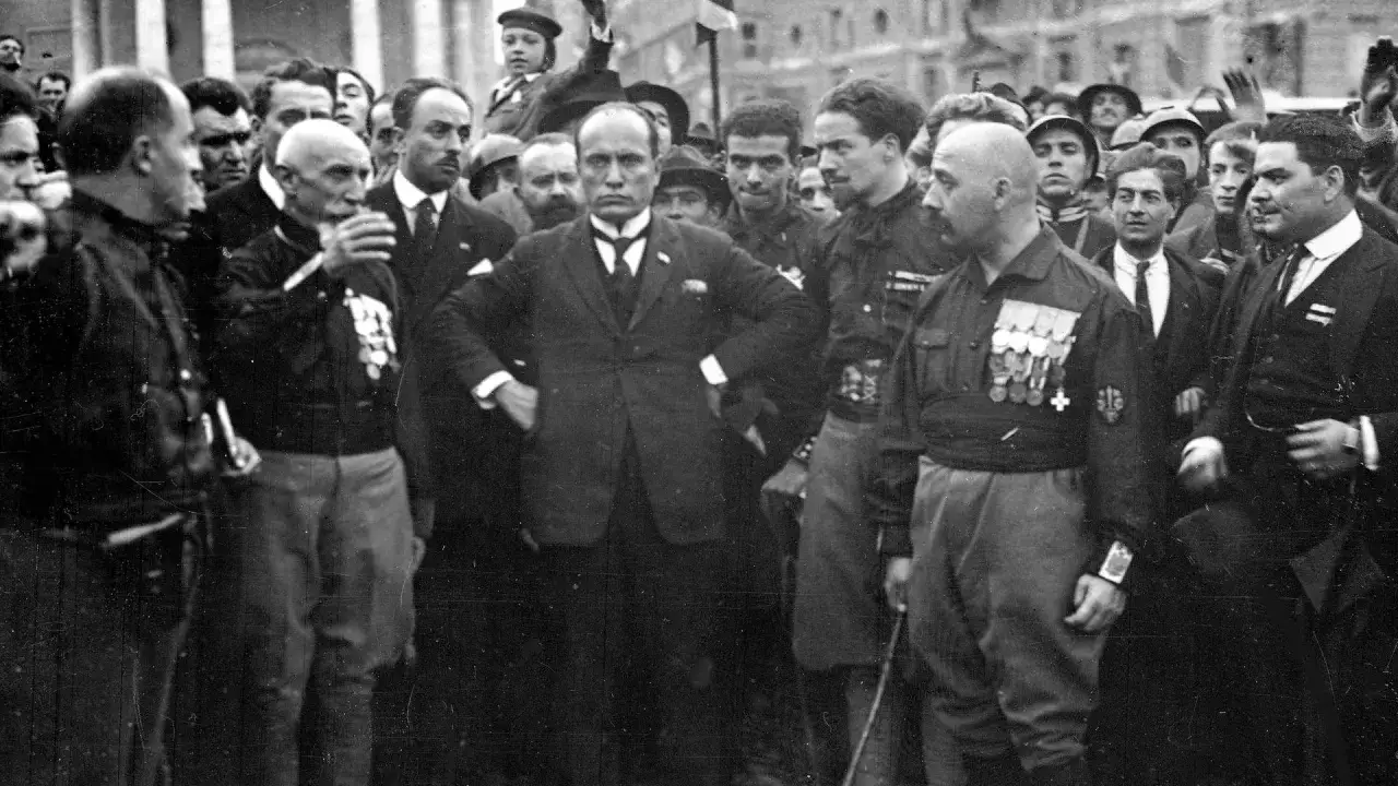 Mussolini und seine Anh&auml;nger vor dem Marsch auf Rom.