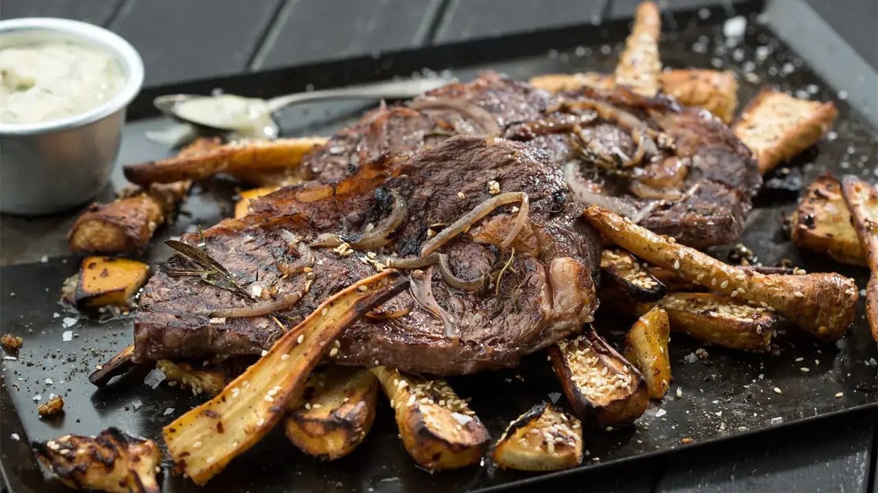 Tv&aring; saftiga entrecote-biffar med rosmarin och l&ouml;k, serverade med rostade rotfrukter och en kr&auml;mig s&aring;s. Perfekt f&ouml;r en h&auml;rlig middag.
