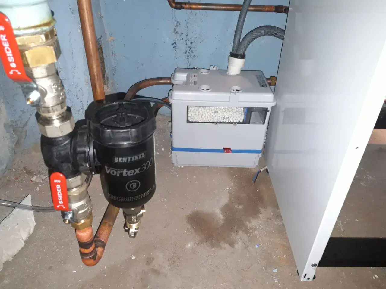 Installation d'un pot &agrave; boue Sentinel Vortex 300 et d'un syst&egrave;me de traitement d'eau.