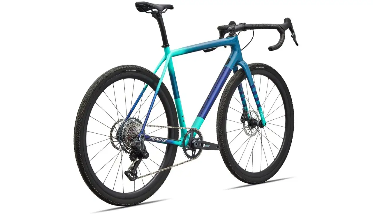 Gravelowy rower Specialized z napędem SRAM Rival XPLR, w gradientowych kolorach od turkusu do granatu, gotowy na każdą trasę.