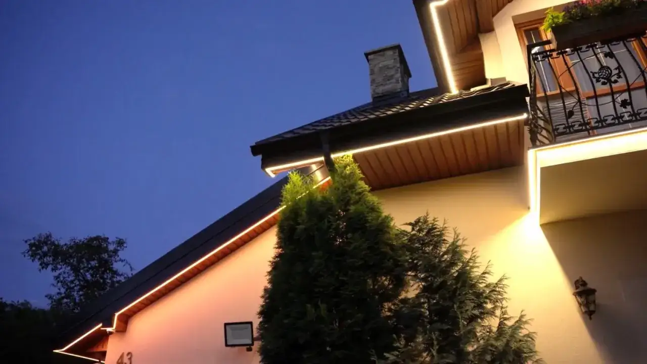 Elegancki led w podbitce podkreśla architekturę domu, tworząc ciepłą atmosferę wieczorem.