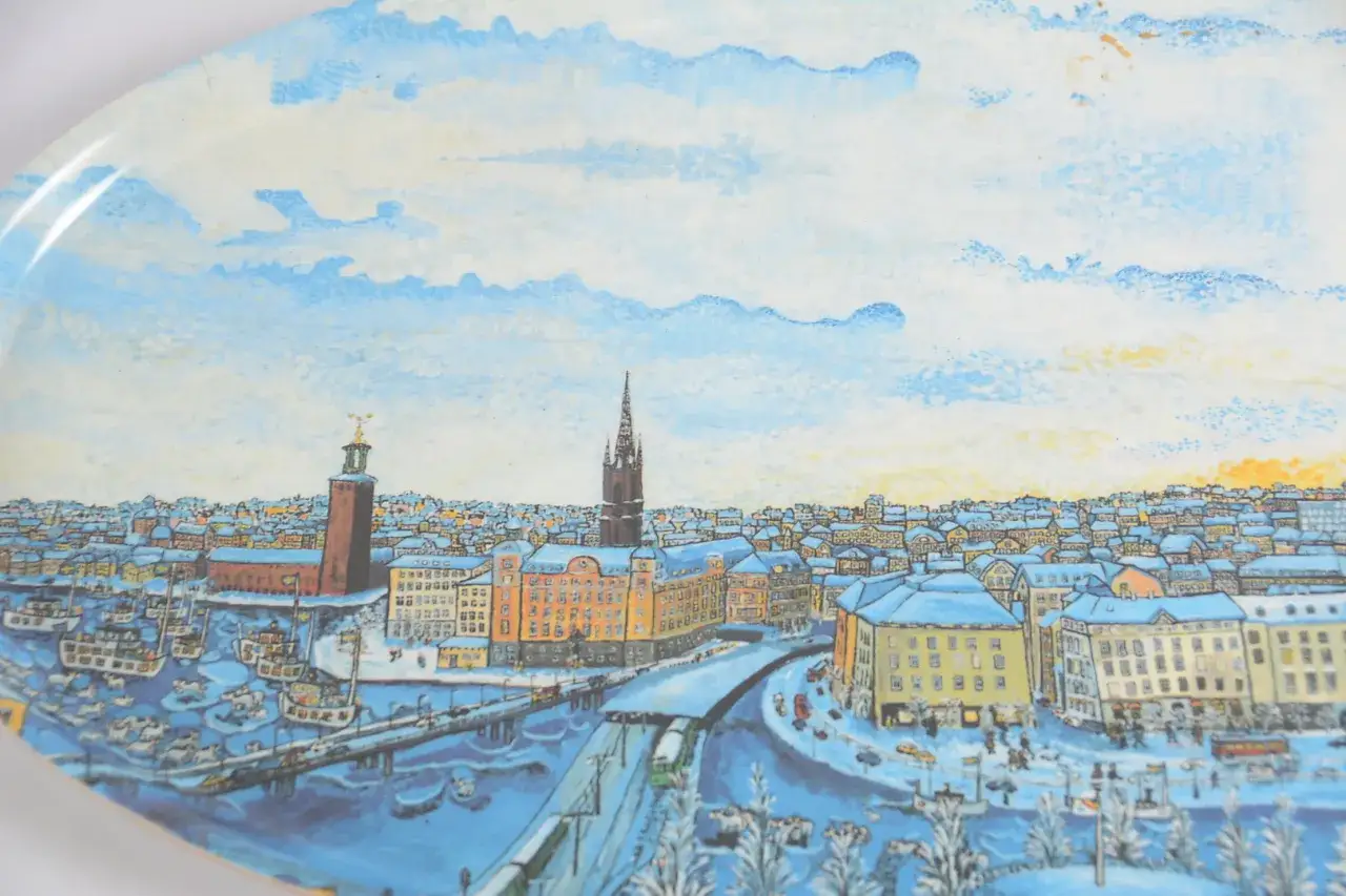Vintervy &ouml;ver Stockholm med Stadshuset och Riddarholmskyrkan. En vacker bengt elde bricka som f&aring;ngar stadens charm.