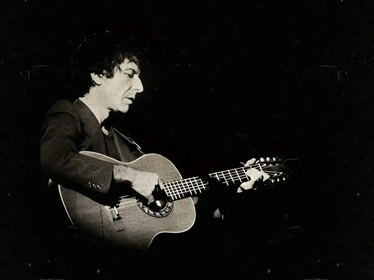 Leonard Cohen gra na gitarze, być może myśląc o swojej ukochanej Suzanne.