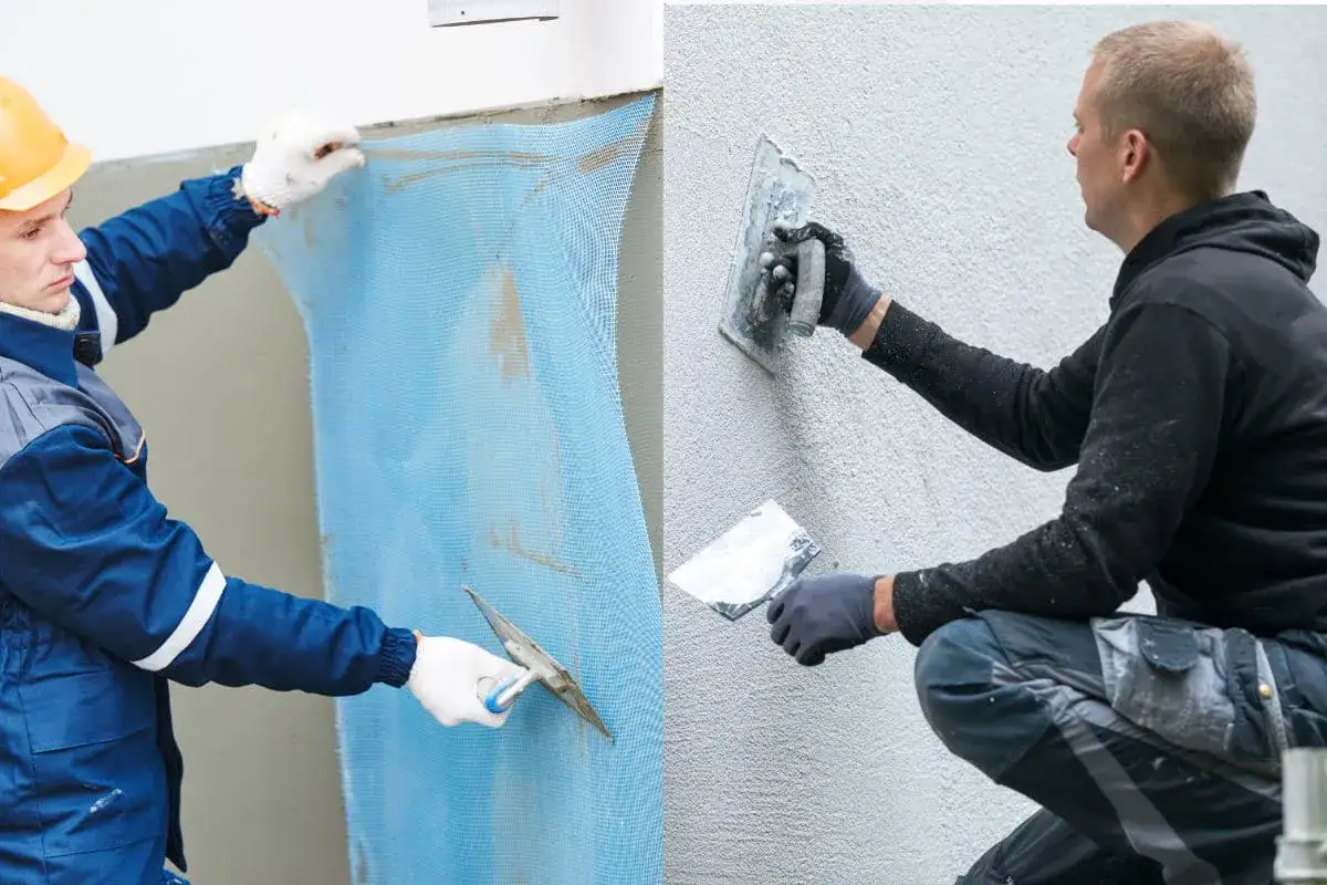 Pose de treillis pour éviter le micro fissure crépi extérieur. Un ouvrier applique le mortier.