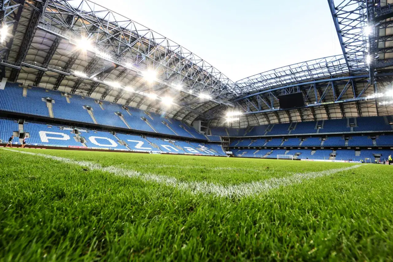 Stadion Lecha Poznań z bliska, zielona murawa i niebieskie trybuny. Najnowsze wiadomości z ostatniej chwili o klubie z Poznania.