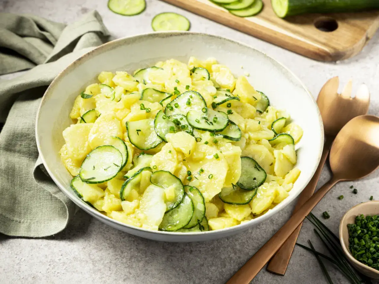 Ein köstlicher Kartoffel-Gurken-Salat, perfekt für ein leichtes Mittagessen. Dieses Rezept ist einfach und erfrischend.