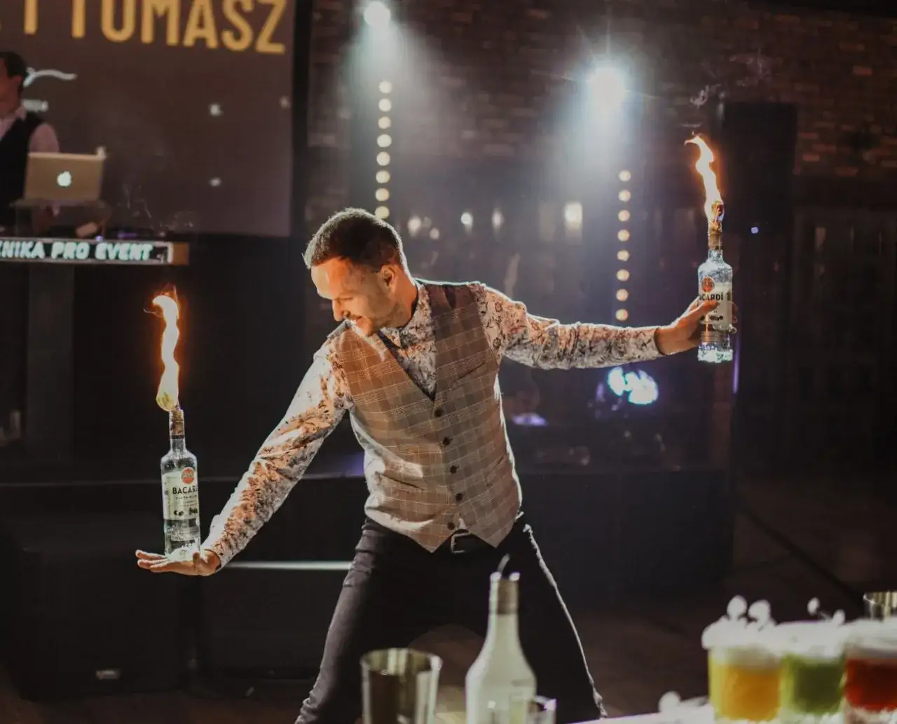 Barman wykonujący sztuczki flair