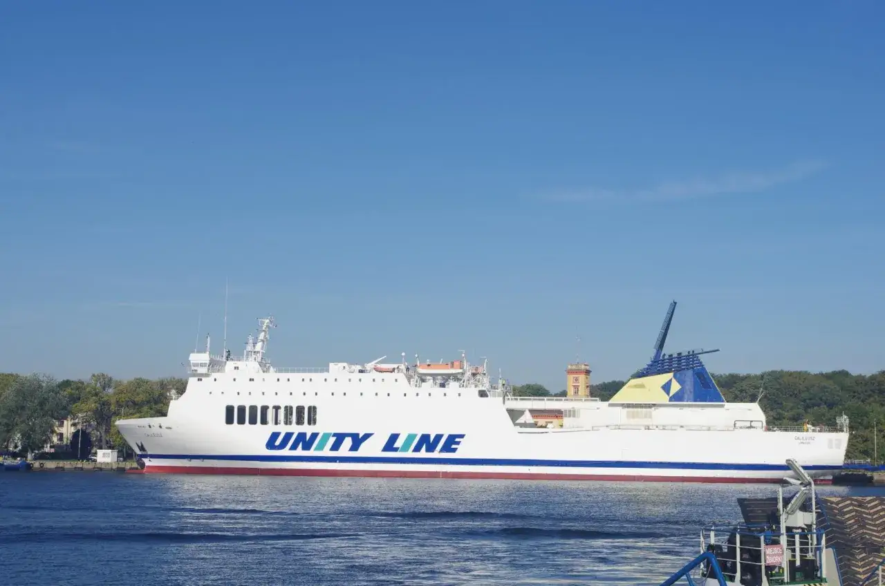 Duży prom Unity Line płynie po wodzie, oferując rejsy statkiem Świnoujście-Międzyzdroje.