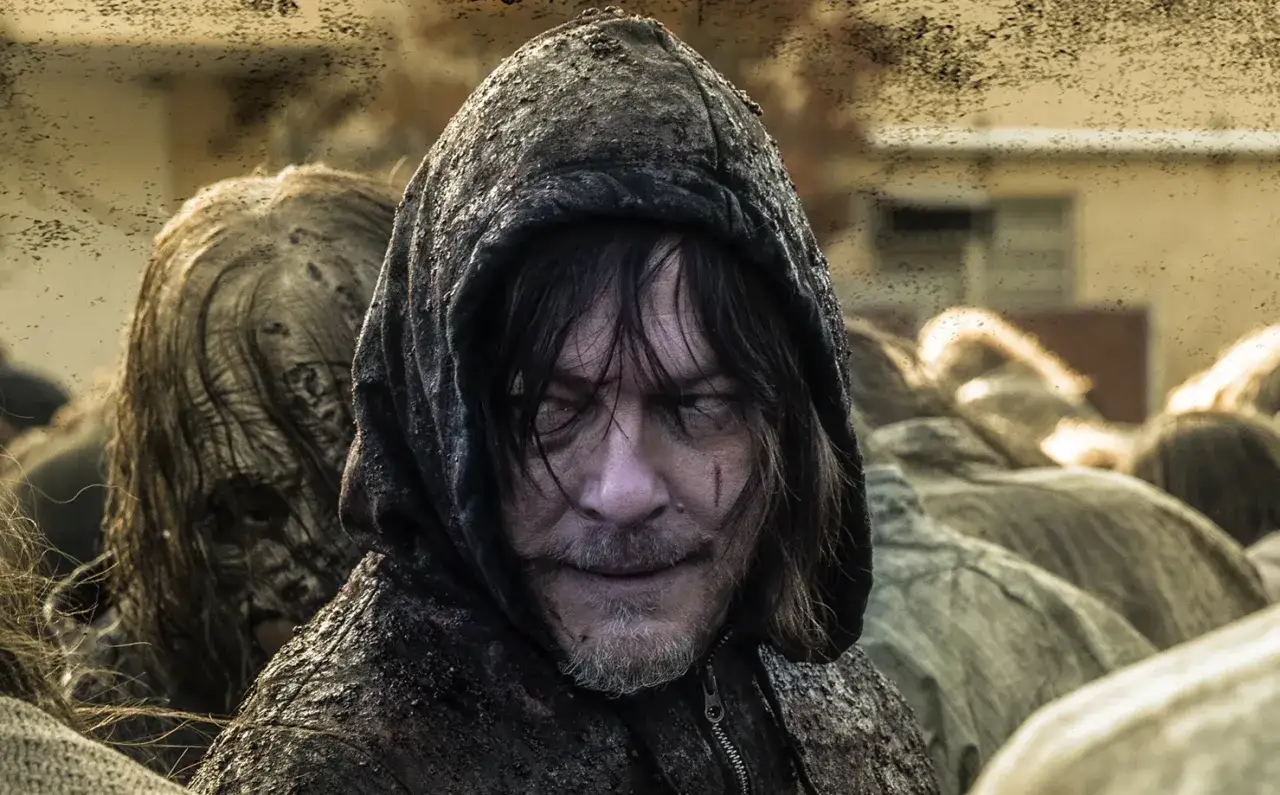 Daryl Dixon w kapturze, otoczony przez zombie, w mrocznym klimacie finału 