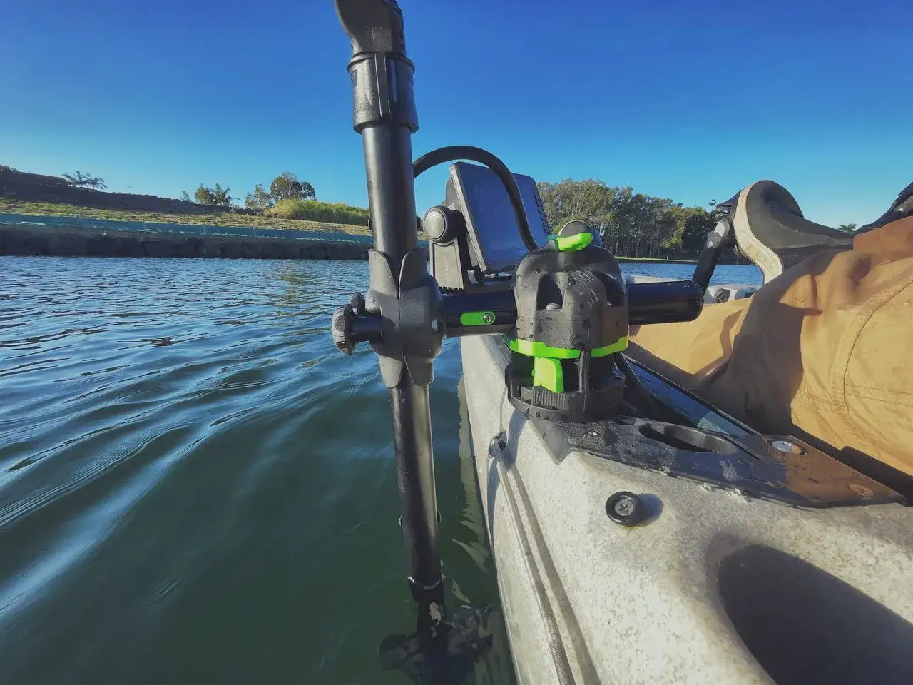 Selbstgebaute echolot geberstange am Kajak, bereit f&uuml;r den Einsatz auf dem Wasser.