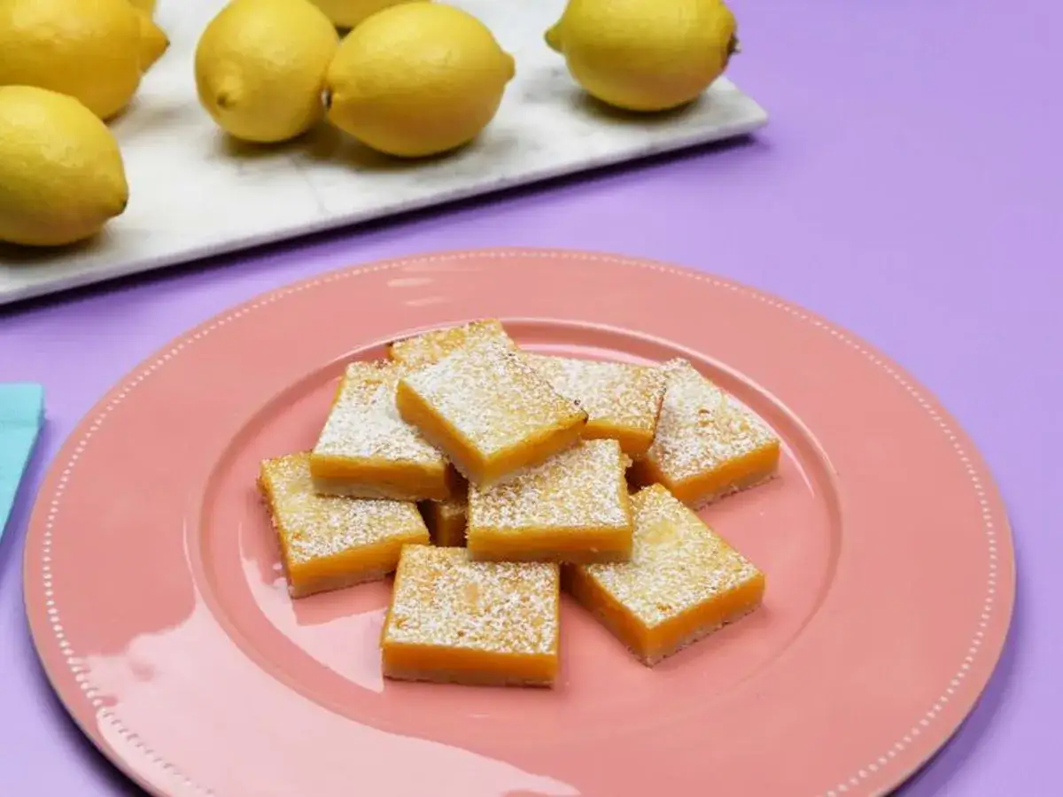 Deliciosos cuadraditos de lim&oacute;n espolvoreados con az&uacute;car glas, perfectos para apreciar la diferencia entre lima y lim&oacute;n.