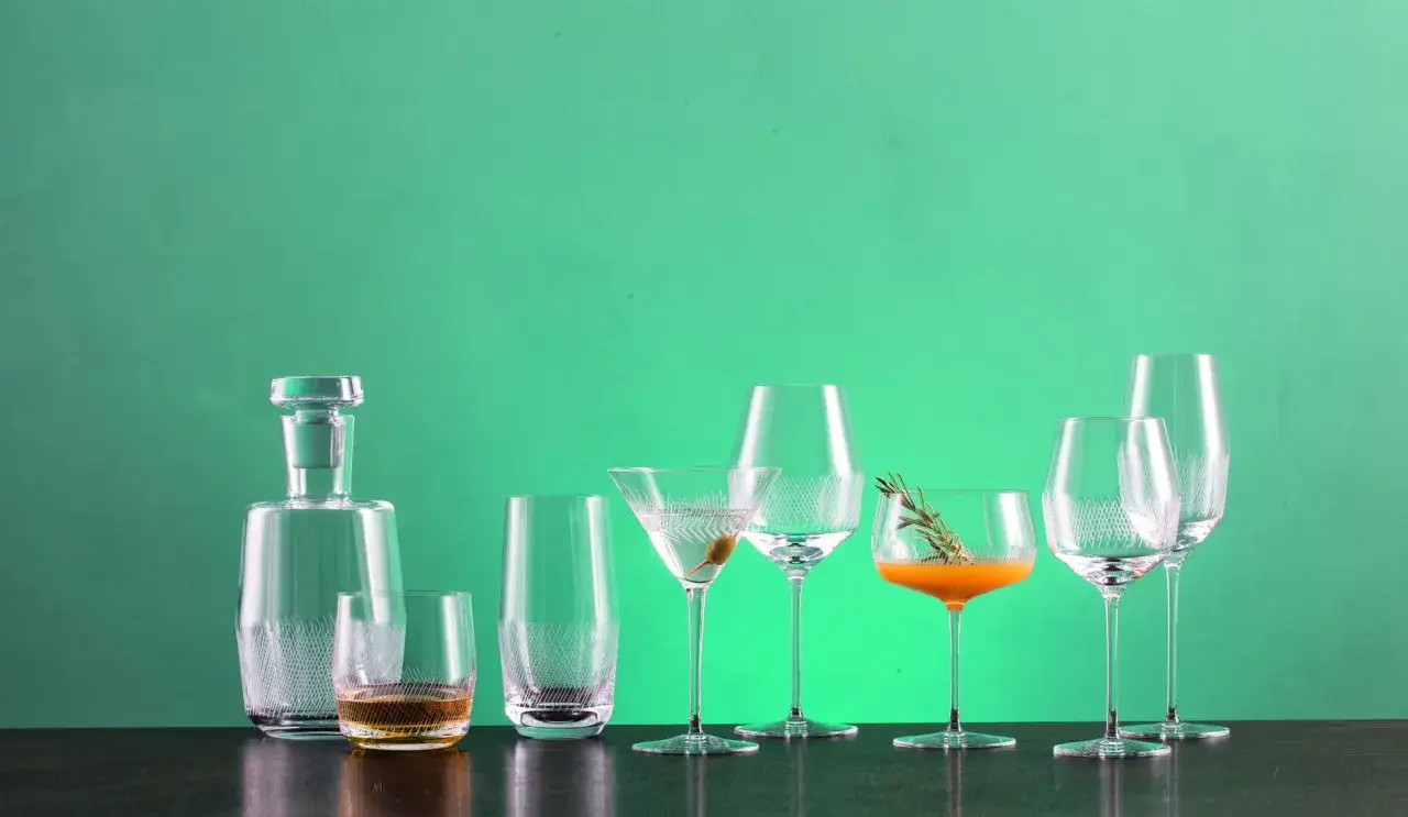 Elegancki kieliszek Vodka Martini na tle baru