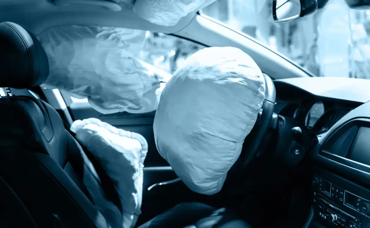 Wnętrze samochodu po wypadku. Wszędzie widać nadmuchany airbag, chroniący pasażerów.