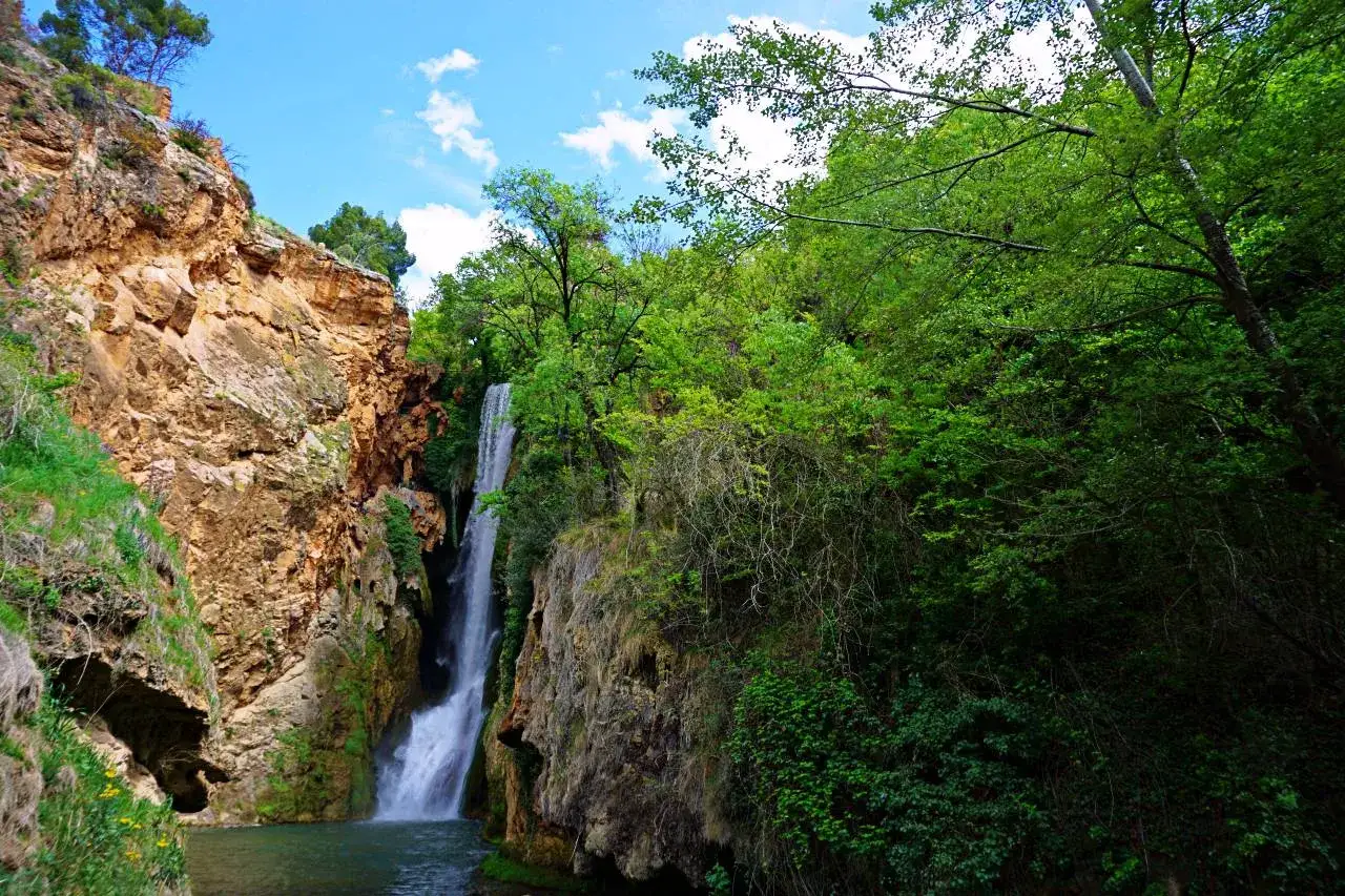 Cascada impresionante en un ca&ntilde;&oacute;n rocoso, un oasis verde con r&iacute;os cerca de Zaragoza.
