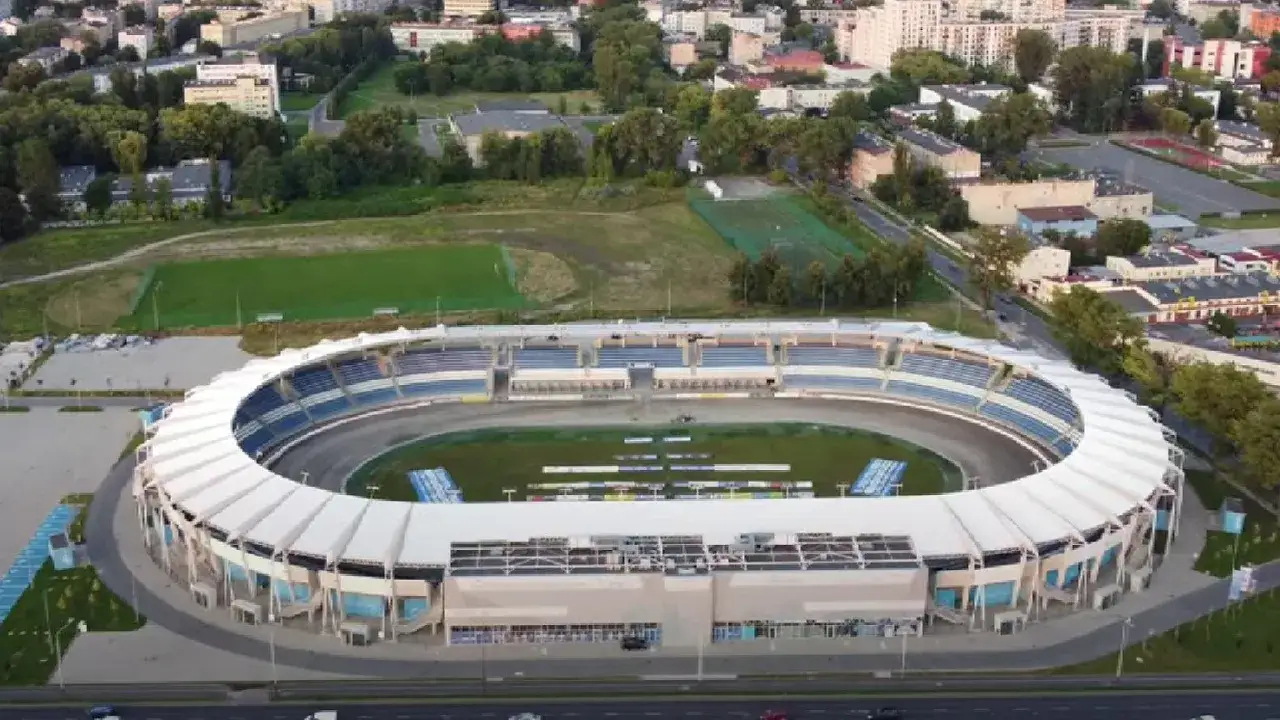 Stadion Orzeł Ł&oacute;dź z lotu ptaka, z widokiem na trybuny, tor żużlowy i otaczające budynki.