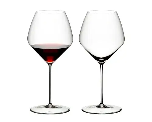 Kieliszek wina Pinot Noir z owocami leśnymi