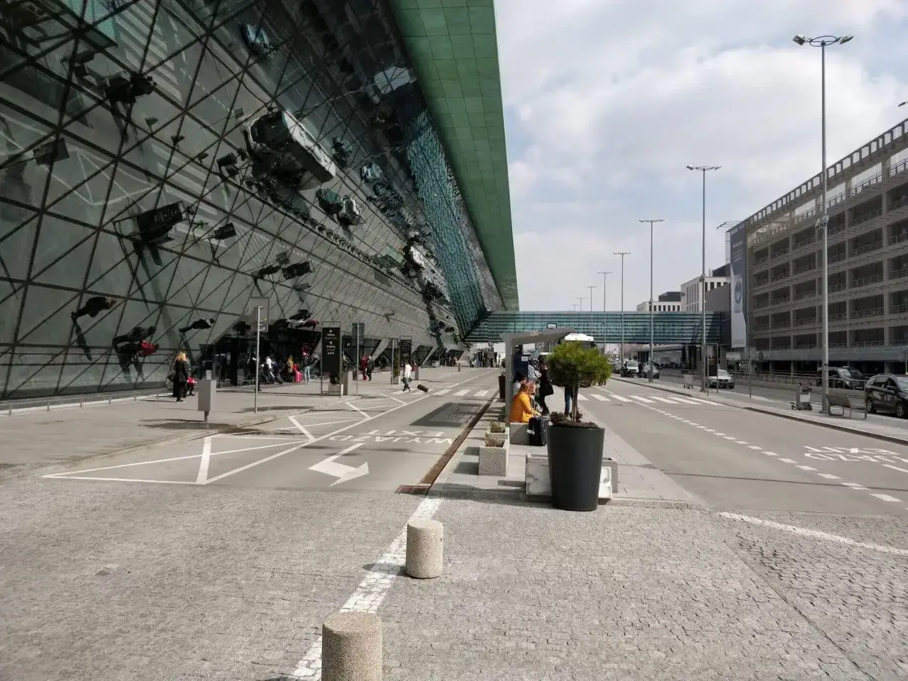 Nowoczesny terminal lotniska, idealne miejsce na rozpoczęcie city break z Krakowa.