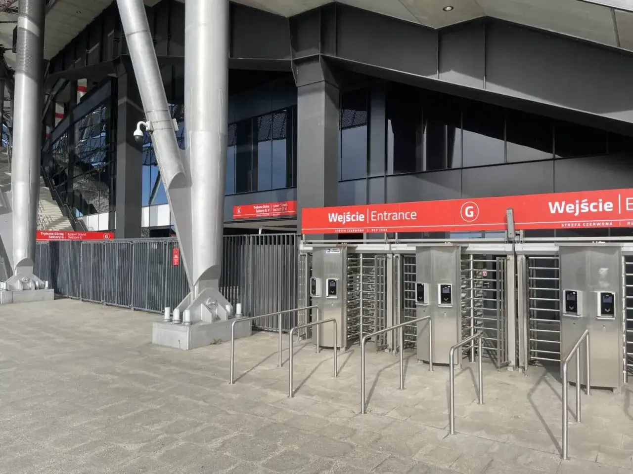 Wejście na Stadion Narodowy. Bramki obrotowe i znaki informujące, co można wnieść na stadion.