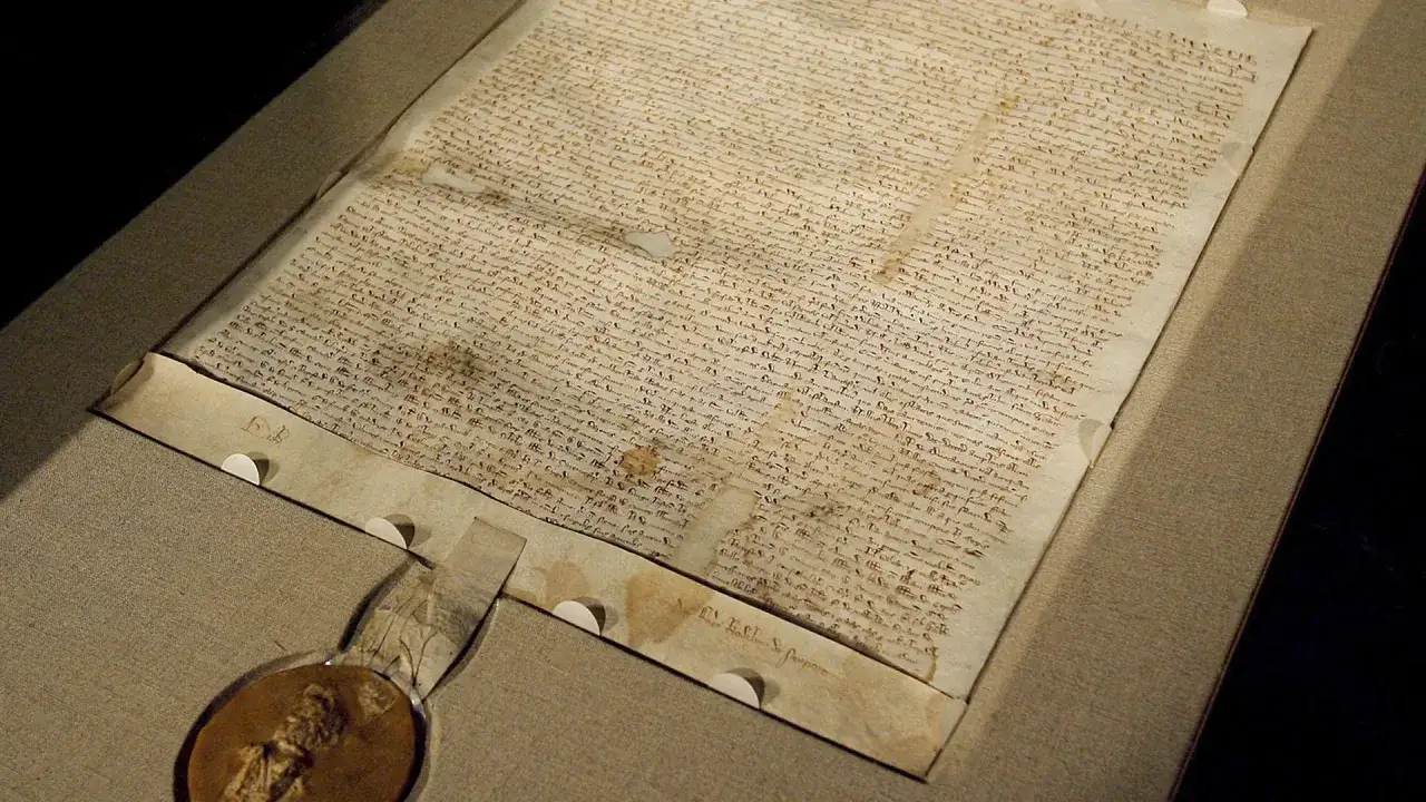 Altes Dokument mit Siegel, das die historische magna carta bedeutung f&uuml;r die Rechtsgeschichte unterstreicht.