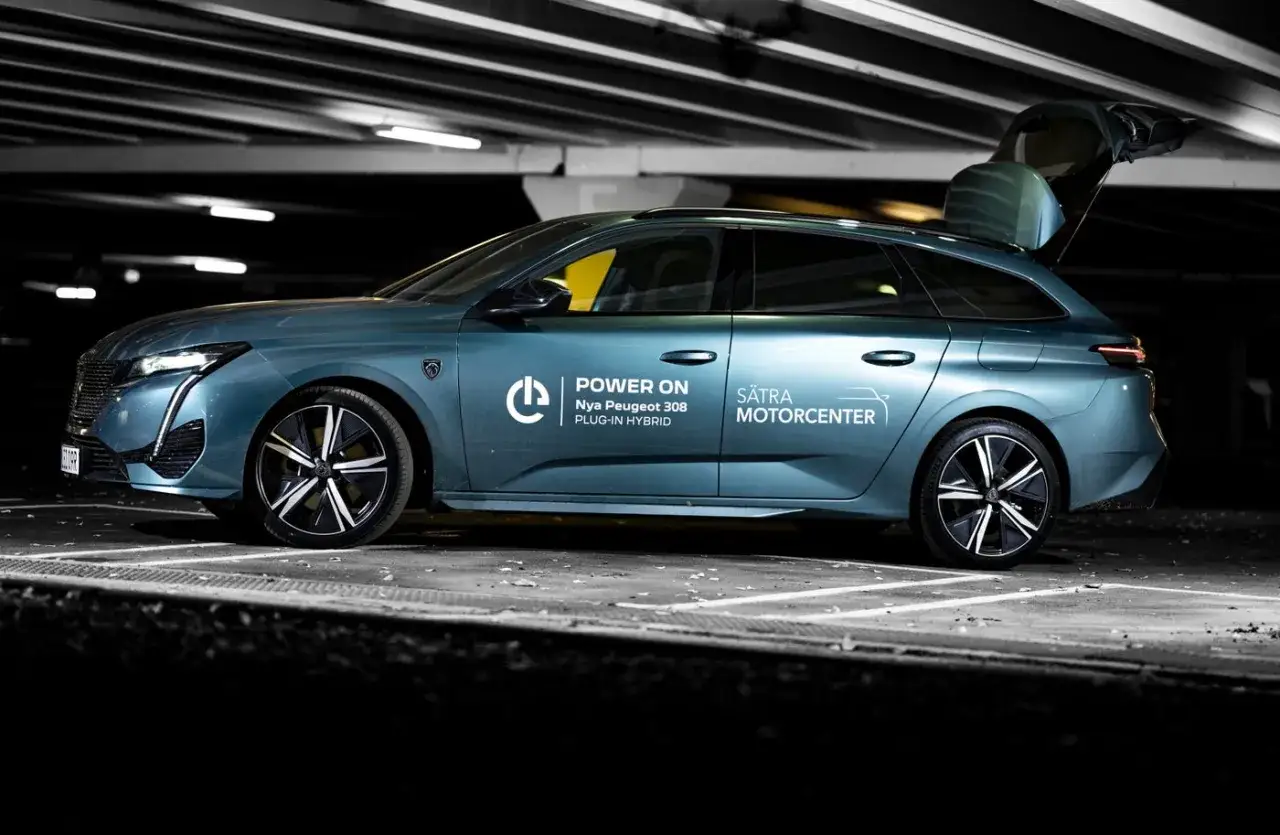 Bl&aring;gr&ouml;n Peugeot 308 SW Plug-in Hybrid med &ouml;ppen baklucka, redo f&ouml;r ett peugeot 308 sw test. S&auml;tra Motorcenter.