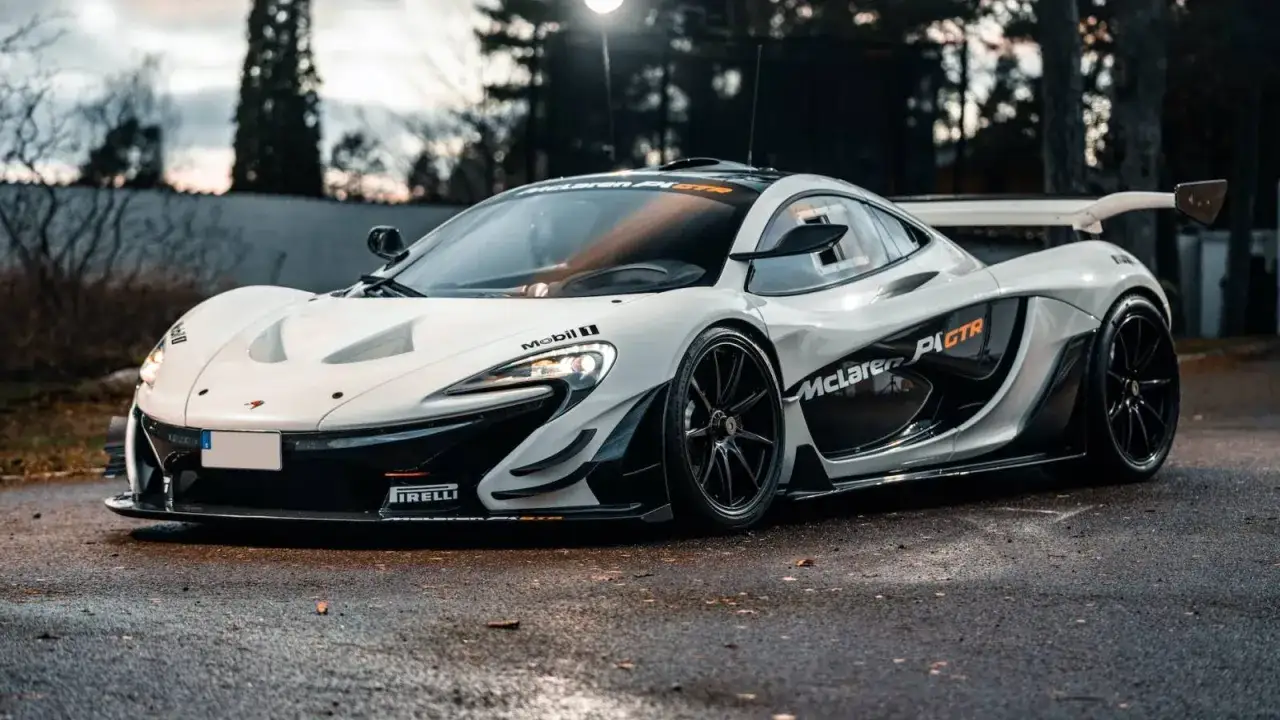 Wei&szlig;er McLaren P1 GTR mit schwarzem Fl&uuml;gel und aggressiven Linien, bereit f&uuml;r die Rennstrecke.