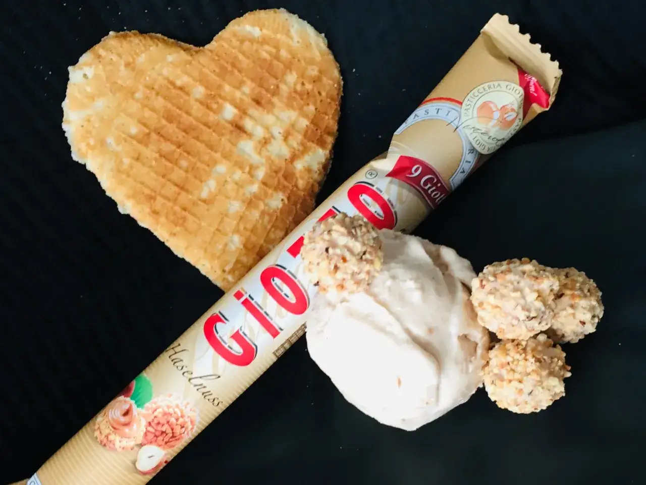 Herzförmiger Keks neben einer Packung