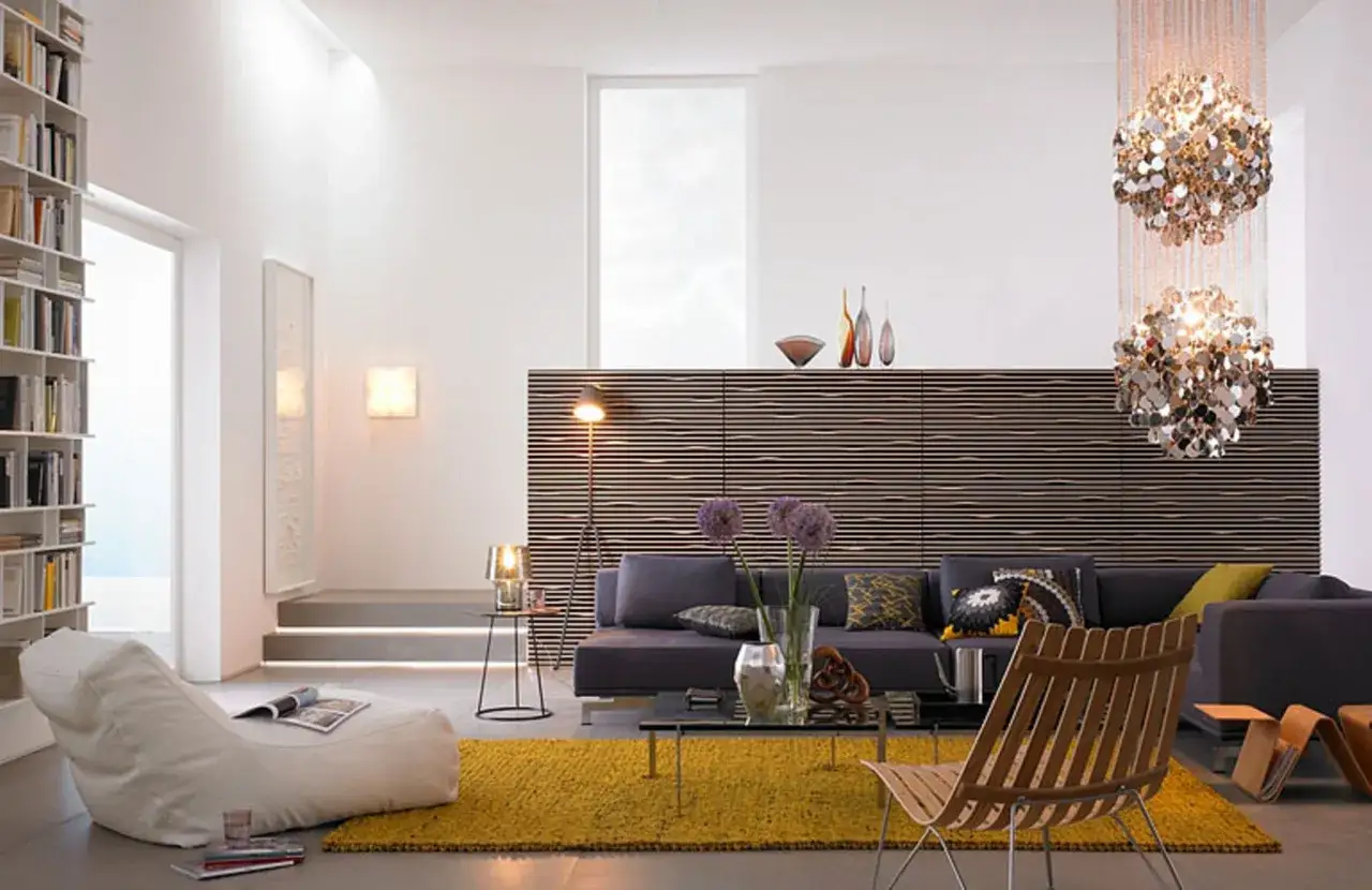 Modernes Wohnzimmer mit einer auffälligen, wellenförmigen **Raum trennen Wand**. Ein bequemer Sitzsack und ein gelber Teppich laden zum Entspannen ein.
