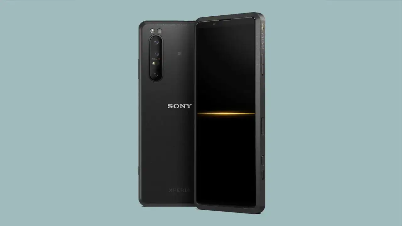 Dwa czarne telefony Sony Xperia PRO na jasnoniebieskim tle. Jeden stoi pionowo, drugi leży obok.