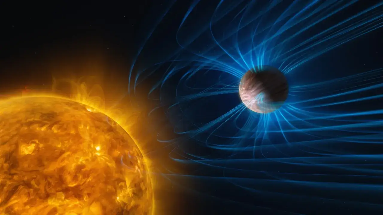 Solens gl&ouml;dande yta och en planet omgiven av bl&aring; magnetf&auml;ltlinjer. Sp&auml;nnande nyheter om rymden!