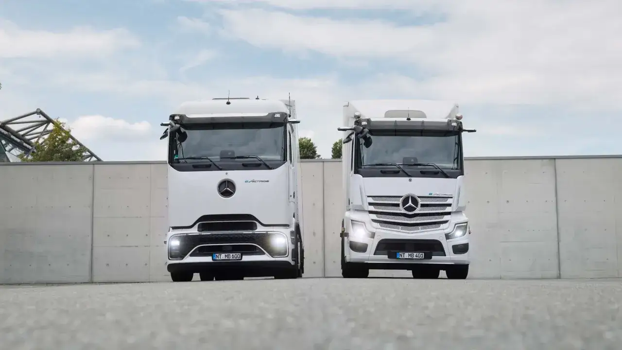 Deux camions &eacute;lectriques Mercedes eActros blancs, pr&ecirc;ts pour l'avenir du transport.