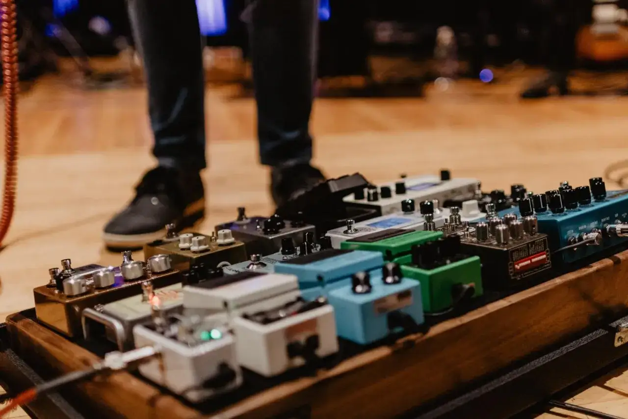 Deska z efektami gitarowymi, gotowa do tworzenia eterycznych dźwięków shoegaze.