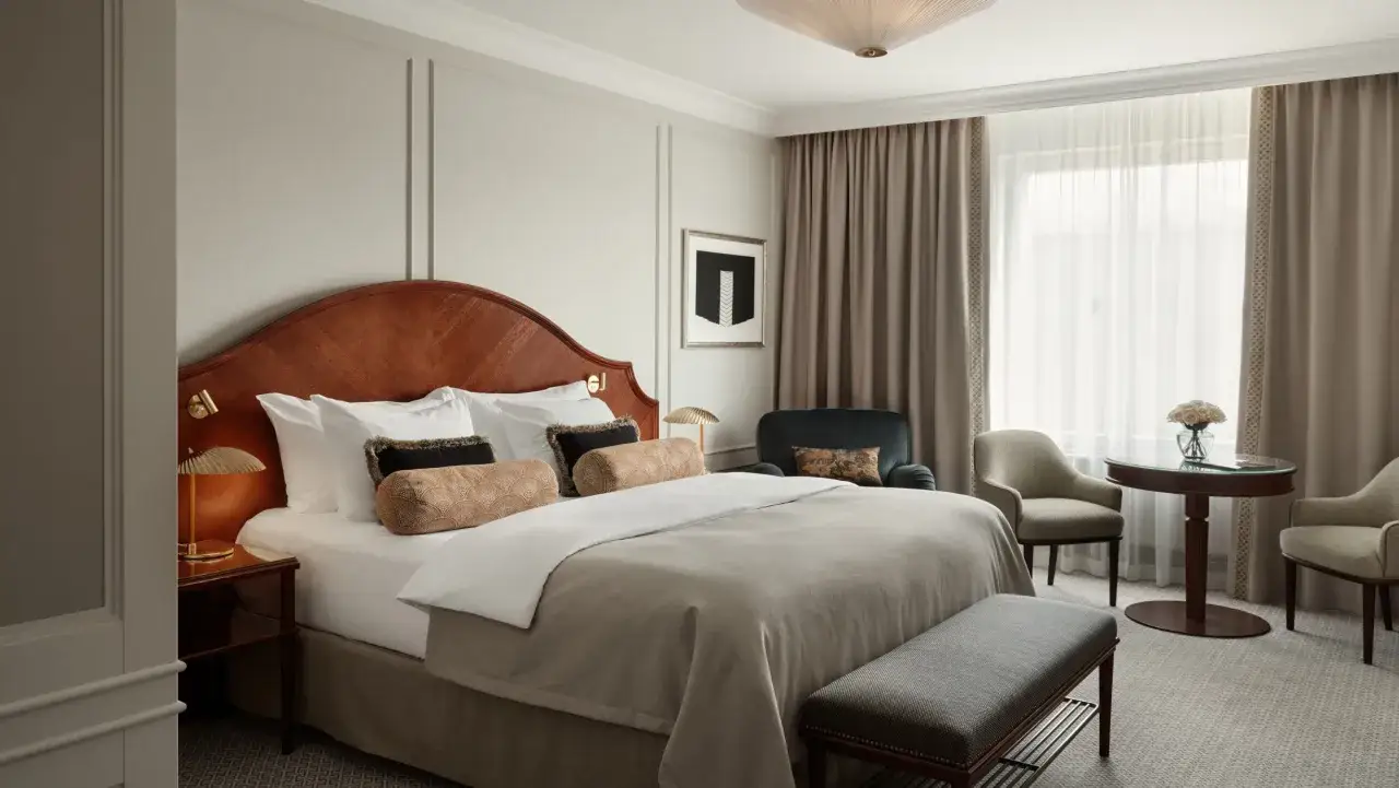 Elegancki pokój hotelowy z dużym łóżkiem, idealny na relaks po rejsie promem z Tallinna do Helsinek.