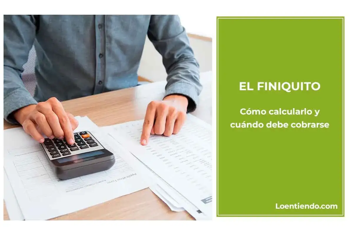 Persona calculando el finiquito, un documento que es obligatorio firmar al terminar una relación laboral.