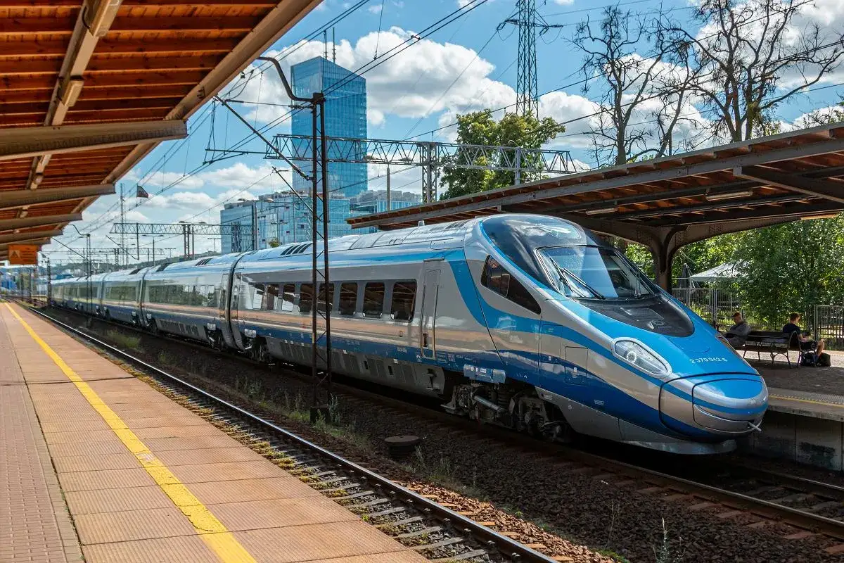 Nowoczesny pociąg Pendolino czeka na pasażerów na peronie. Może to właśnie ten pociąg Rzeszów Gdańsk zabierze Cię w podróż.