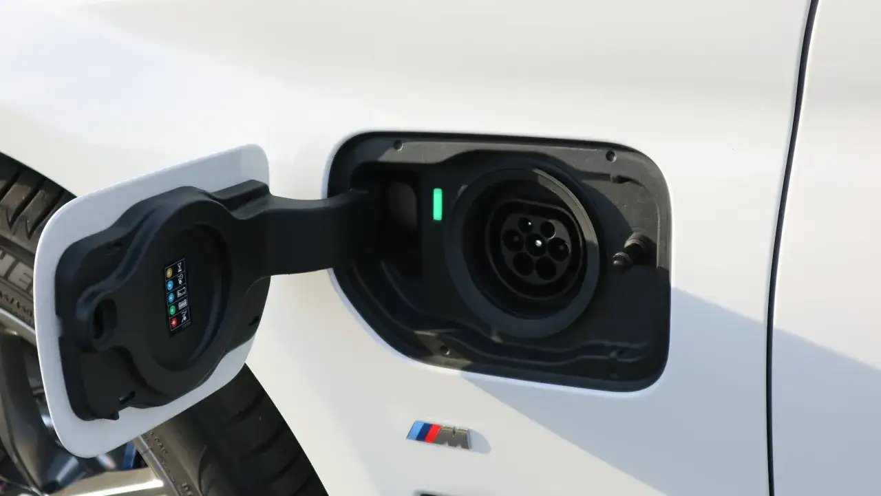 Gniazdo ładowania BMW 530e z zieloną diodą, gotowe do podłączenia.