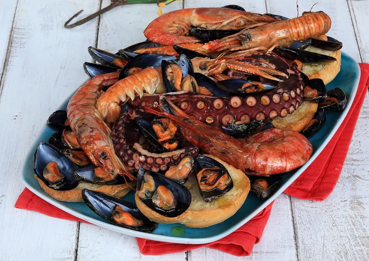 Piatto di mare con cozze, gamberi e polpo, perfetto per un gioved&igrave; santo.
