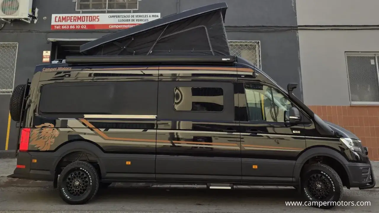Furgoneta negra personalizada con techo elevable y detalles de león. Sus medidas son ideales para aventuras.