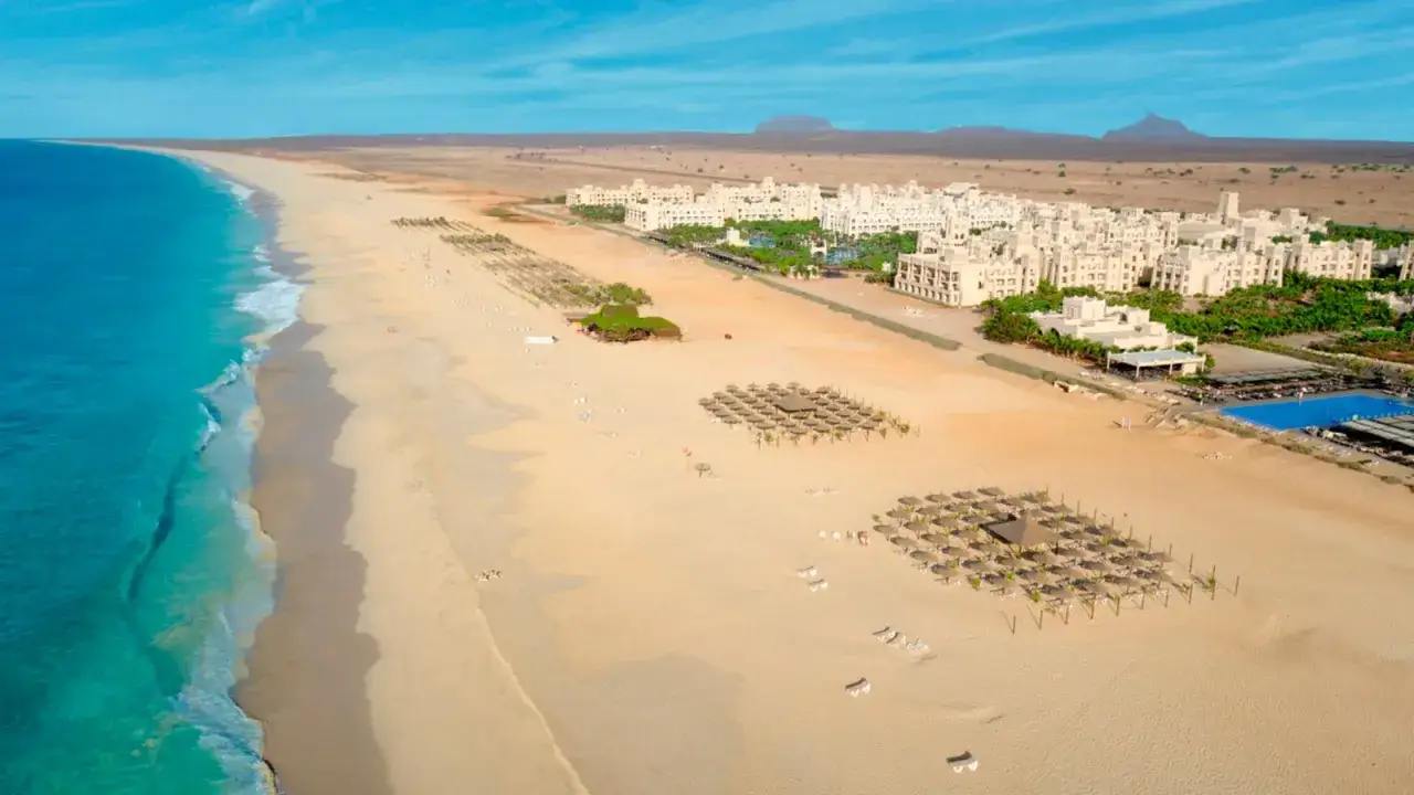 Wyspy Zielonego Przylądka: rozległa, piaszczysta plaża z hotelami i basenem. Czy warto? Tak, dla takich widoków!