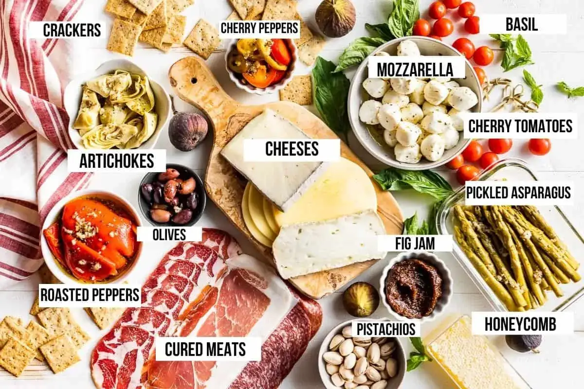 Käseplatte mit Mozzarella-Kugeln, Feigenmarmelade und anderen Köstlichkeiten für leckere Mozzarella-Gerichte.