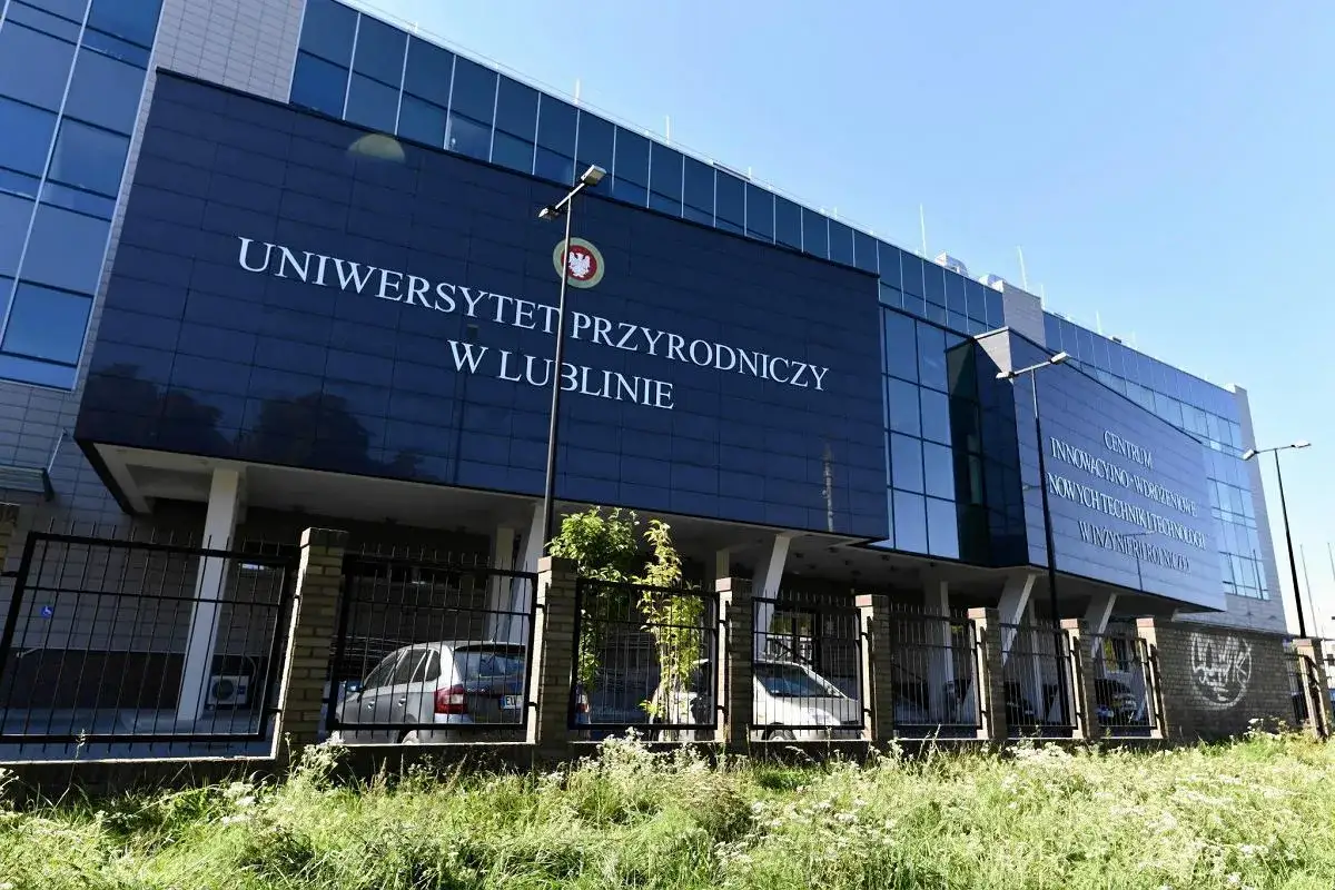 Uniwersytet Przyrodniczy w Lublinie – idealne miejsce na studia. Nowoczesny budynek z napisem uczelni i centrum innowacyjno-wdrożeniowym.