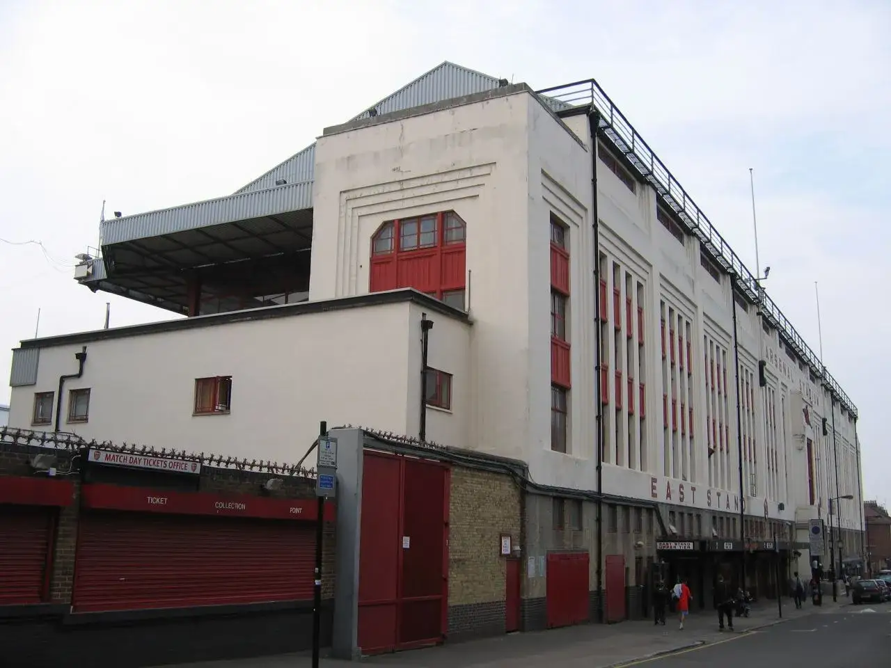 Stary stadion Arsenalu, East Stand, z czerwonymi oknami i drzwiami, świadectwo historii klubu.