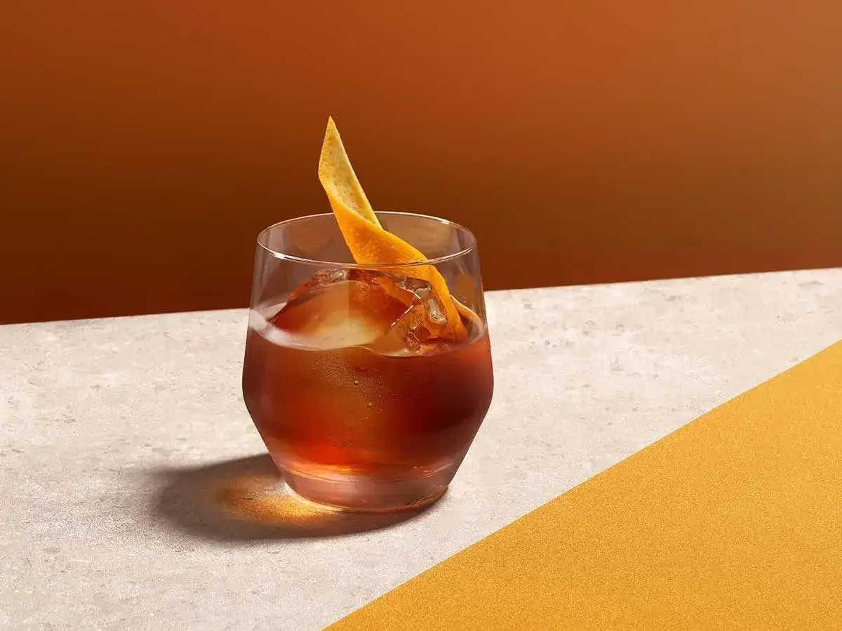 Ein klassischer Old Fashioned mit Eis und Orangenzeste. Dieses old fashioned rezept ist ein Genuss.