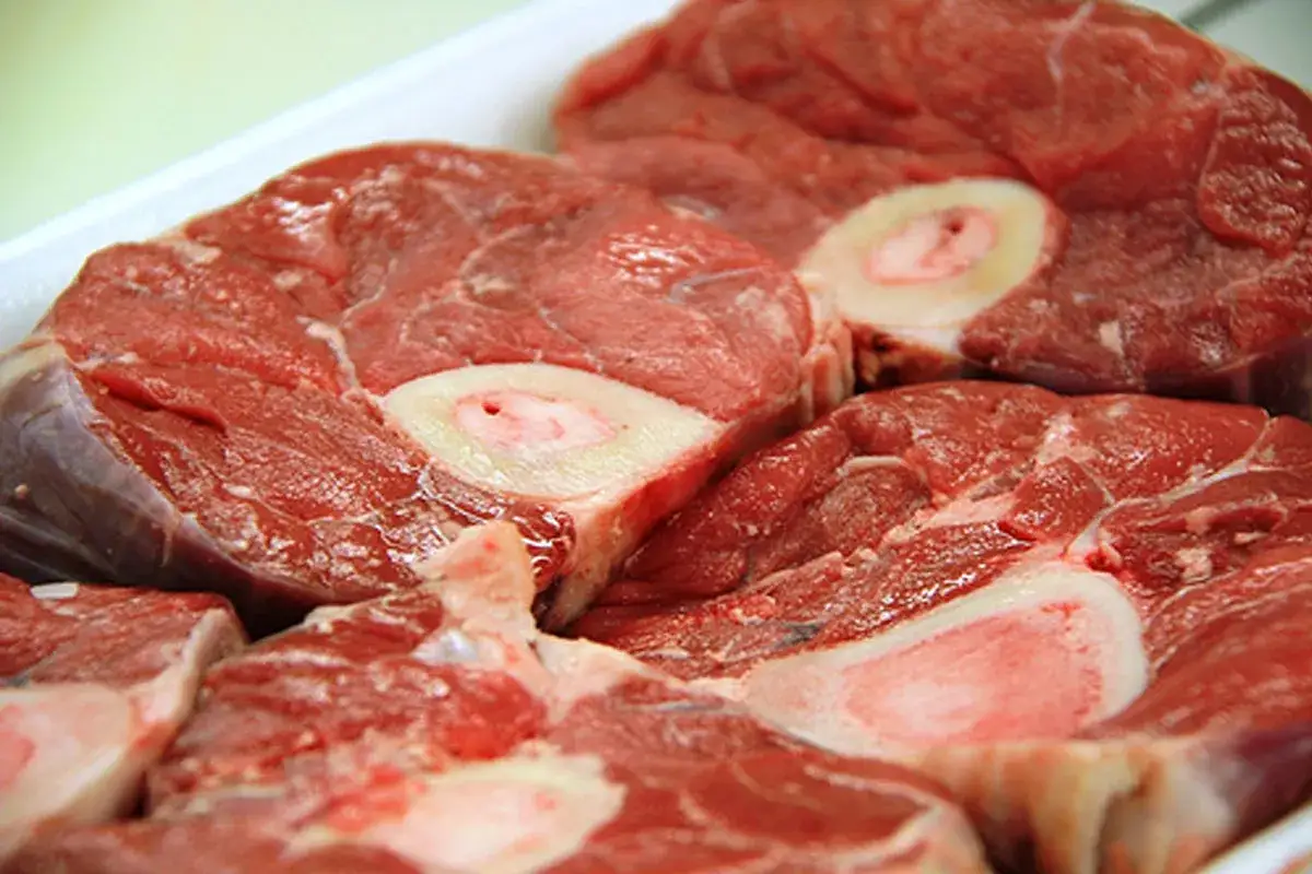 Rodajas de carne de res con hueso en el centro, listas para preparar un delicioso osobuco.