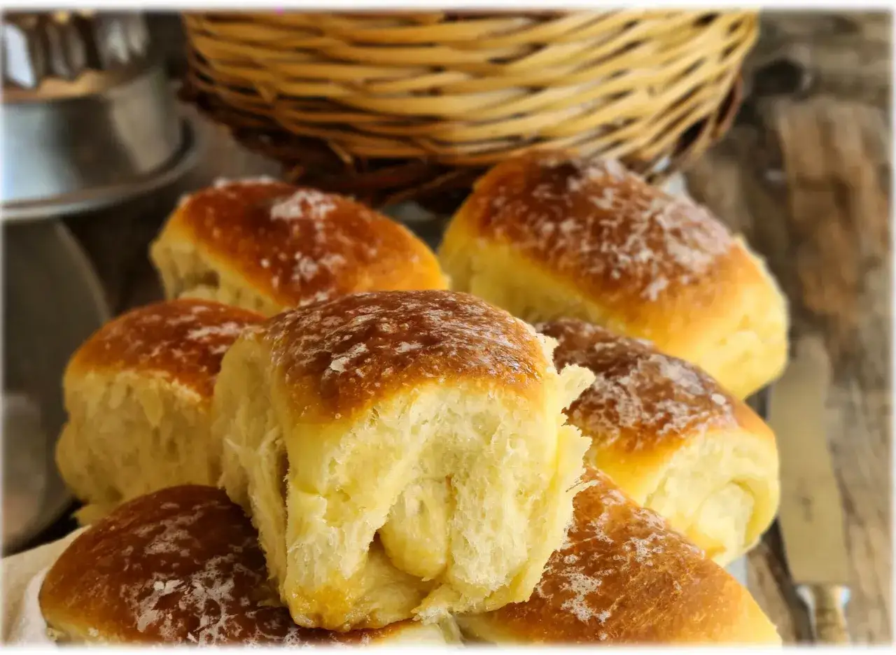 Morbide brioche americane dorate, cosparse di zucchero, pronte per una colazione golosa.